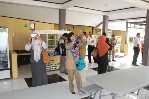 Rombongan Cirebon sedang asyik foto-foto di Kantin Sehat SMAN 3 Kuningan