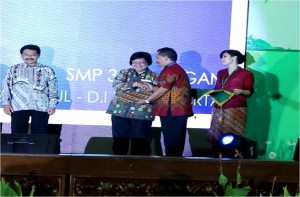 Kepala SMAN 3 Kuningan menerima penghargaan dari Kementrian Lingkungan Hidup sebagai sekolah SBL/Adiwiyata Nasional tahun 2015