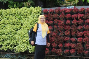 Salah satu kepala sekolah dari Kabupaten Bandung sedang menikmati indahnya vertical garden SMAN 3 Kuningan